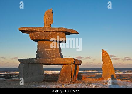 Geographie / Reisen, Inukshuk bei Sonnenuntergang in der Stadt Churchill am Ufer des Hudson Bay, Manitoba, Churchill, Manitoba, Kanada Stockfoto