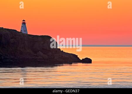 Geographie / Reisen, Kanada, Nova Scotia, Nova Scotia, Sonnenuntergang über Wildschwein Kopf Ligthhouse auf Long Island, gesehen vom über Petite Passage zwischen Digby Neck und Long Island, Bay Of Fundy, Digby Neck und malerischen Inseln Drive, Highway 217, Nova Scotia, Stockfoto