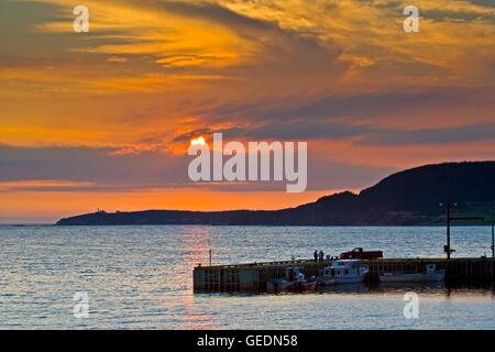 Geographie / Reisen, Kanada, Neufundland, Rocky Harbour, Rocky Harbour Marina mit Lobster Cove Leuchtturm im Hintergrund im Sonnenuntergang, Rocky Harbour, Gros Morne National Park, UNESCO-W Stockfoto