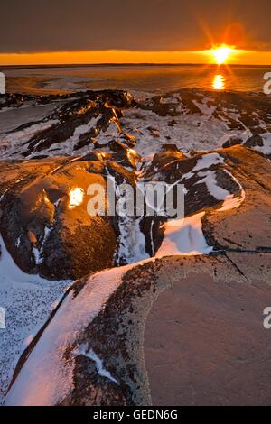 Geographie / Reisen, Sonnenuntergang über die felsige Küste der Hudson Bay in Churchill, Manitoba, Churchill, Manitoba, Kanada Stockfoto