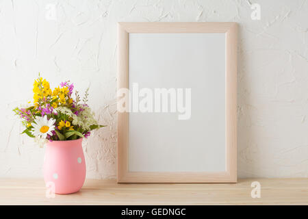 Frame-Mock-up mit wilden Blumen in rosa Vase. Porträt oder Poster weißer Rahmen Mock-up. Leeren weißen Rahmen Mock-up für Präsentation ar Stockfoto