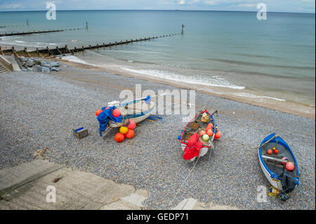 Kleine Fischerboote gestrandet am Kiesstrand in Sheringham, Norfolk, England, U.K Stockfoto