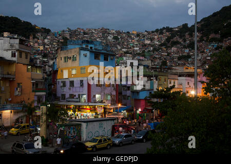 Edin Favela in Rio De Janeiro, Brasilien in der Nacht Stockfoto