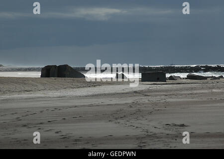 Auch heute noch diese Bunker von Hitler Atlantische Wand WW2 sichtbar in die Küstenlandschaft. Hier in Thyborøn, Dänemark. Stockfoto