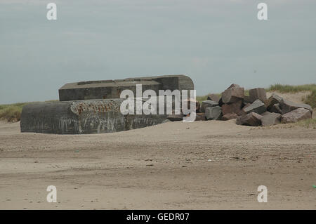 Auch heute noch diese Bunker von Hitler Atlantische Wand WW2 sichtbar in die Küstenlandschaft. Hier in Thyborøn, Dänemark. Stockfoto