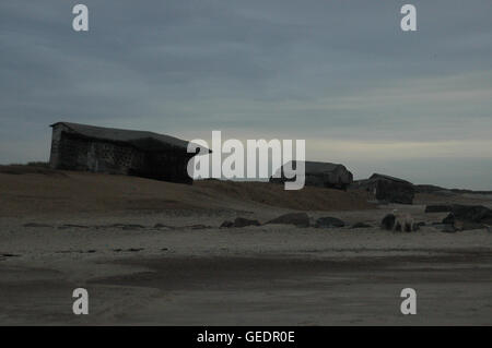 Auch heute noch diese Bunker von Hitler Atlantische Wand WW2 sichtbar in die Küstenlandschaft. Hier in Thyborøn, Dänemark. Stockfoto