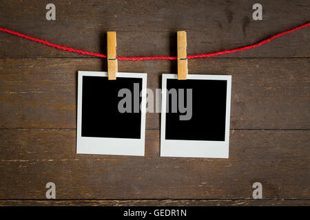 zwei leere Bilderrahmen Holz Hintergrund mit Raum hängen Stockfoto