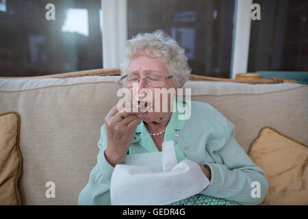 Genießen ein Eis, während allein in England, Vereinigtes Königreich lebenden Rentner Stockfoto