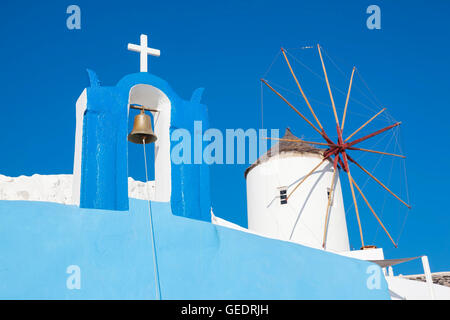 Santorin, Griechenland - Dorf Oia, typische Ansicht Stockfoto