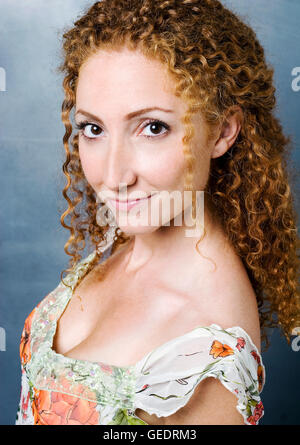 Porträt von lockigen roten Haaren Frau Stockfoto