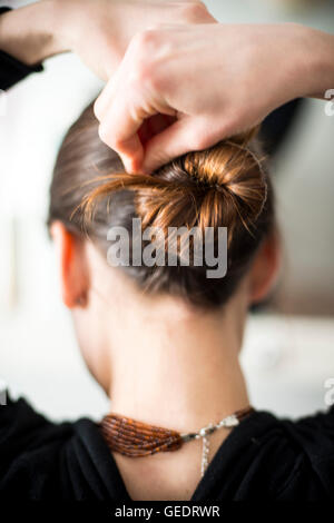 Frau ihr Haar-Styling in Bun, Ansicht von hinten Stockfoto
