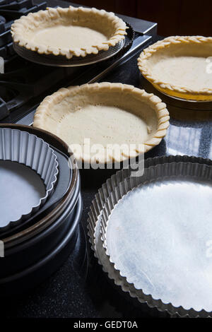 Tortenboden in Pfannen in der Nähe von anderen Pfannen leer Pie Stockfoto