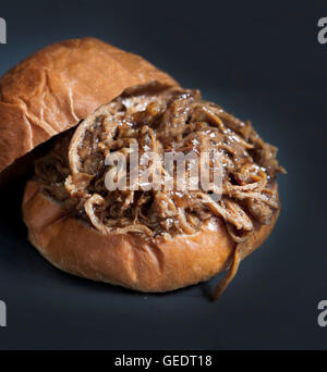 Hausgemachte Barbecue Schweinefleisch Sandwich auf Bun gezogen Stockfoto