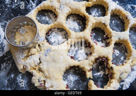 Schneiden Teig Cranberry Orange Scones, High Angle View Stockfoto