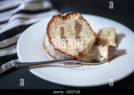 Scheibe der sauren Sahne-Kaffee-Kuchen mit Ahornsirup Glasur mit Gabel auf Platte Stockfoto