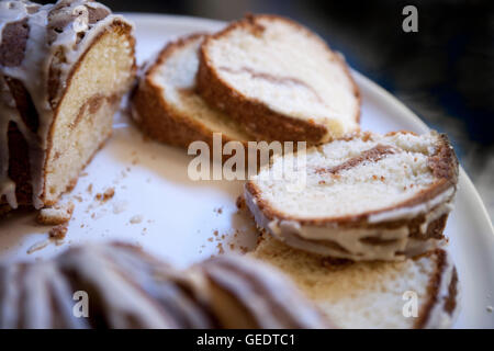 In Scheiben geschnitten saure Sahne-Kaffee-Kuchen mit Ahornsirup-Glasur Stockfoto