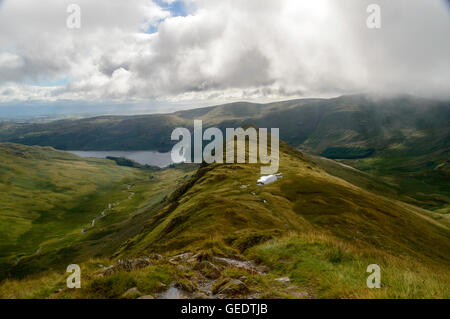 Raue Felsen und Hawsewater im Lake District Stockfoto