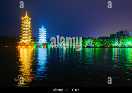 Die Sonne und Mond Pagoden auf Fir (Shanhu) See, Guilin, Guangxi autonome Region, China Stockfoto