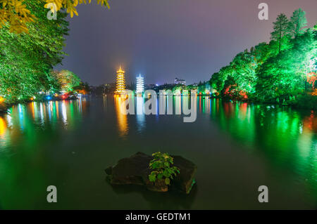 Die Sonne und Mond Pagoden auf Fir (Shanhu) See, Guilin, Guangxi autonome Region, China Stockfoto