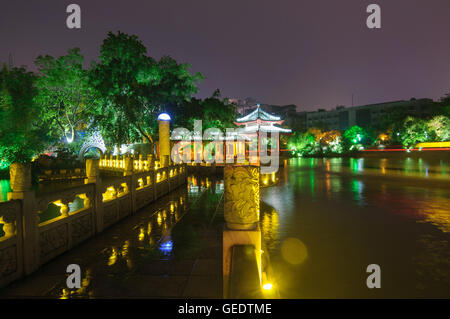 Brücke Reflexion über Banyan See, Guilin, Guangxi Autonomous Region, China Stockfoto