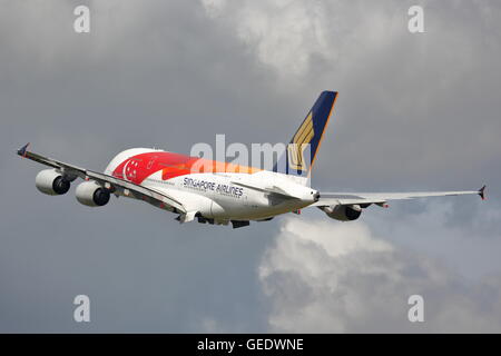 Singapore Airlines Airbus A380-800 9V-SKI ab London Heathrow Airport, Großbritannien Stockfoto