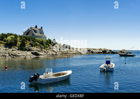 Haus und Boot entlang der Ocean Drive, Newport, Rhode Island, USA Stockfoto