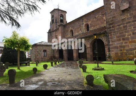 Grabsteine in der Kirche Mariä Himmelfahrt in Etxalar Baskenland. Navarra. Spanien Stockfoto