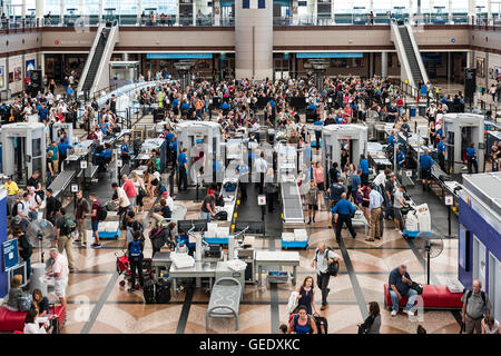 TSA Sicherheitsprüfung, Flughafen von Denver, Colorado, USA Stockfoto