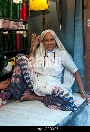 Das Bild der Dame verkaufen Armreifen im Shop auf den Straßen von Mumbai, Indien Stockfoto