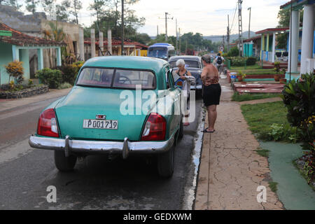 Straßenszene mit amerikanischen Oldtimer in Vinales, Kuba. Stockfoto