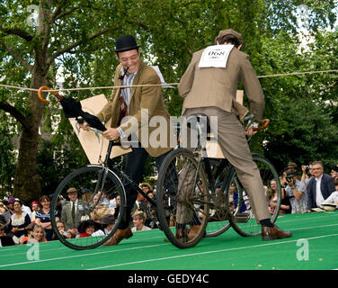 Chap-Olympiade 2010: exzentrische werfen zurück Ereignis mit themed Unterhaltung und Herausforderungen einschließlich Dach Ritterturniere, hurling t Stockfoto