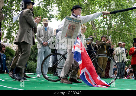 Chap-Olympiade 2010: exzentrische werfen zurück Ereignis mit themed Unterhaltung und Herausforderungen einschließlich Dach Ritterturniere, hurling t Stockfoto