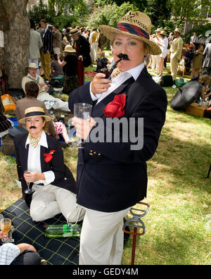 Chap-Olympiade 2010: exzentrische werfen zurück Ereignis mit themed Unterhaltung und Herausforderungen einschließlich Dach Ritterturniere, hurling t Stockfoto