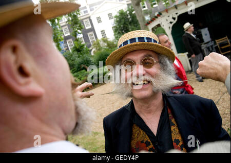 Chap-Olympiade 2010: exzentrische werfen zurück Ereignis mit themed Unterhaltung und Herausforderungen einschließlich Dach Ritterturniere, hurling t Stockfoto