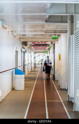 Eine zwei-spurige Laufstrecke auf dem Deck eines Kreuzfahrtschiffes Stockfoto