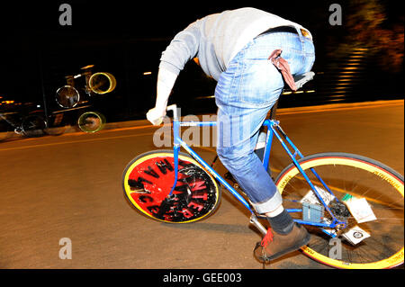 Fahrräder Fahrrad Räder Radfahren Reiten gestellt posiert weibliche eine weibliche Frau Herzen Nullerjahre 2000 00's Bike Polo in Newington Park, Stockfoto