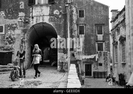 Zwei junge Frauen, die zu Fuß auf der Ulica od Pustijerne, und Unten, Poljana Marina Držića, in der Nähe der Kathedrale, Dubrovnik, Kroatien, Schwarz und Weiss. Stockfoto