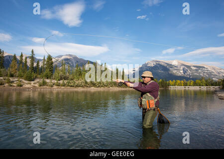 Fischer-Fliegenfischen in einem Bergfluss. Stockfoto