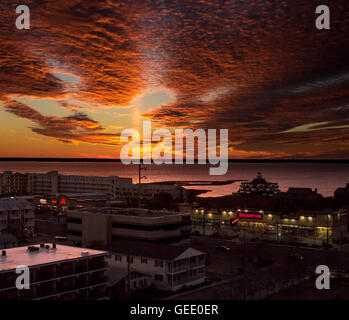 Spektakuläre Winter Sonnenuntergang über Ocean City Assawoman Bay. Stockfoto