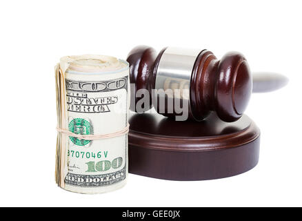 Gesetz-Hammer mit einem amerikanischen Geld auf weißem Hintergrund. Stockfoto