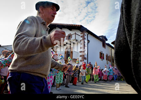 Txatxos Zortziko Tanz. In Frontón´. Lantz Karneval. Navarra. Spanien Stockfoto