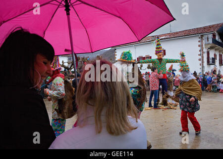 Miel Otxin und Txatxos der Zortziko Tanz. In Frontón´. Lantz Karneval. Navarra. Spanien Stockfoto