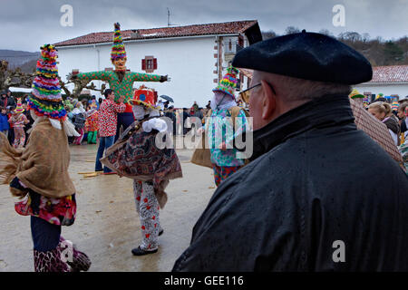 Miel Otxin und Txatxos der Zortziko Tanz. In Frontón´. Lantz Karneval. Navarra. Spanien Stockfoto