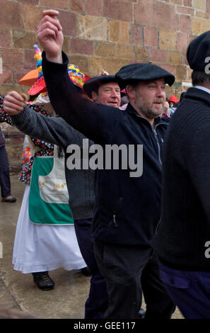 Txatxos Zortziko Tanz. In Frontón´. Lantz Karneval. Navarra. Spanien Stockfoto
