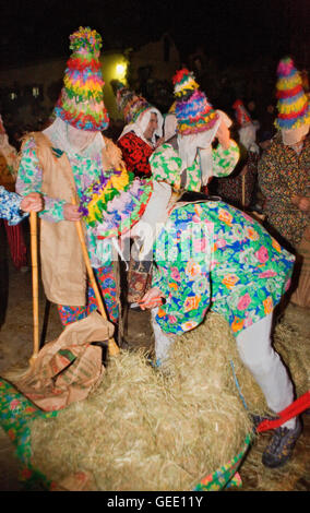 Txatxos Vorbereitung Miel Otxin zu brennen. Lantz Karneval. Navarra. Spanien Stockfoto