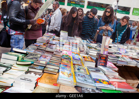 Buch-Stall in der La Rambla, Sant Jordis Tag (23. April), Barcelona, Katalonien, Spanien Stockfoto