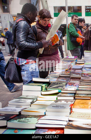 Buch-Stall in der La Rambla, Sant Jordis Tag (23. April), Barcelona, Katalonien, Spanien Stockfoto