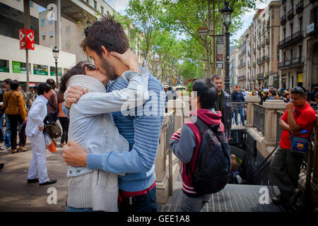 Paar küssen in La Rambla, Sant Jordis Tag (23. April), Barcelona, Katalonien, Spanien Stockfoto