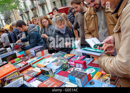 Buch-Stall in der La Rambla, Sant Jordis Tag (23. April), Barcelona, Katalonien, Spanien Stockfoto