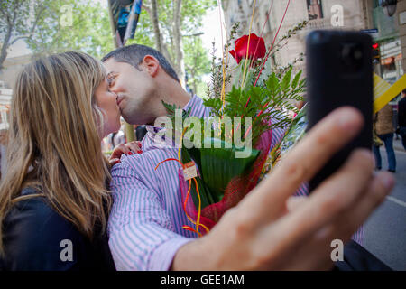 Paar küssen in La Rambla, Sant Jordis Tag (23. April), Barcelona, Katalonien, Spanien Stockfoto